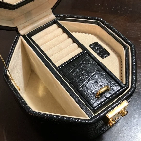 Black Leather Wolf Designs jewelry box - Picture 4 of 9